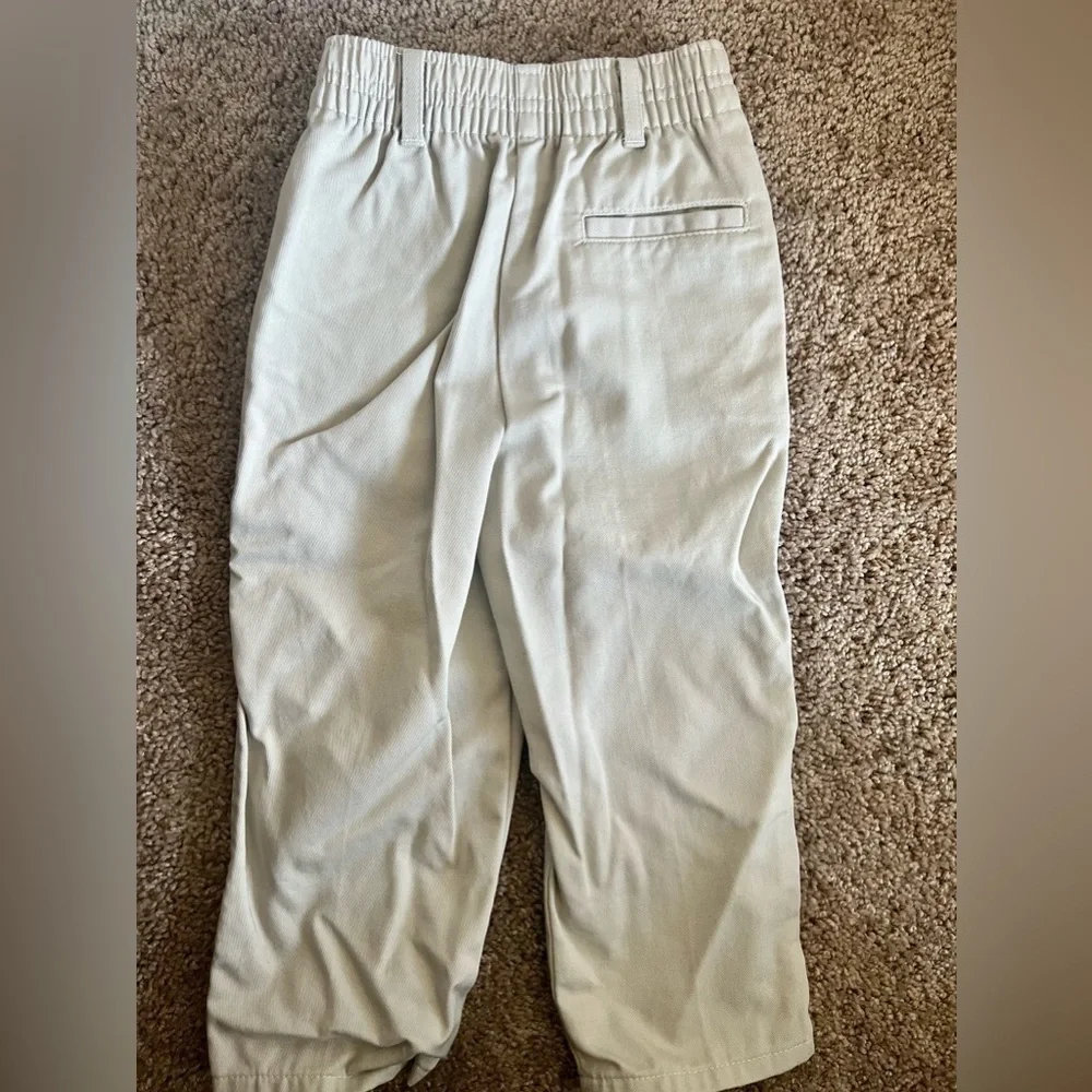 Kids khaki pants 3t. Zipper with functional snap button with belt loops